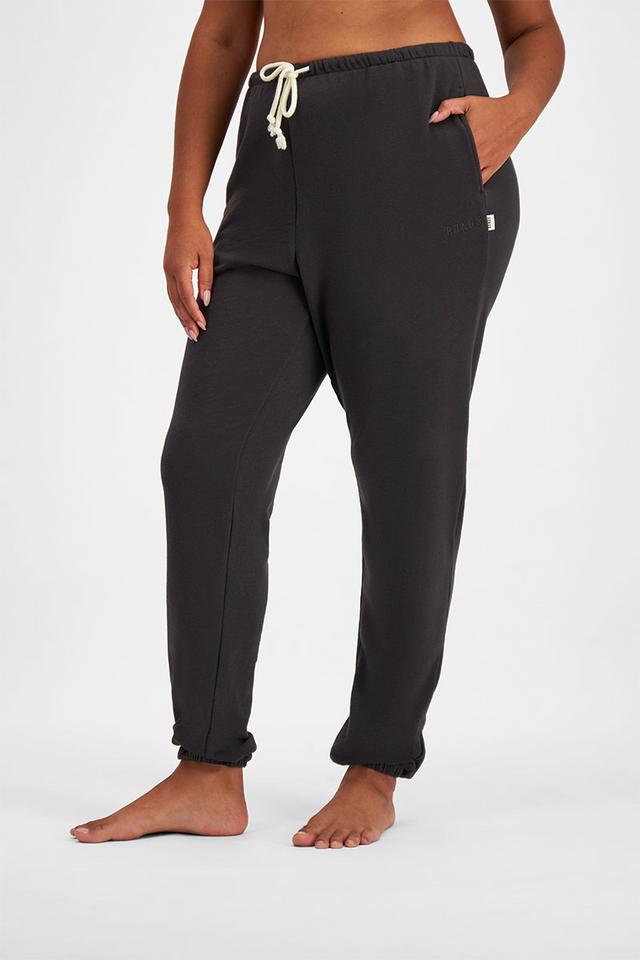 Larissa (She/Her) wears size Large and is 170.18cm tall with 90.17cm chest and 79.756cm waist