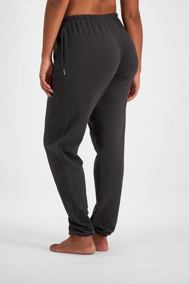Larissa (She/Her) wears size Large and is 170.18cm tall with 90.17cm chest and 79.756cm waist