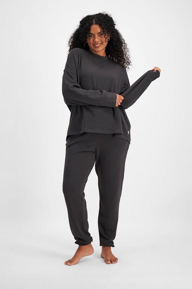 Larissa (She/Her) wears size Large and is 170.18cm tall with 90.17cm chest and 79.756cm waist