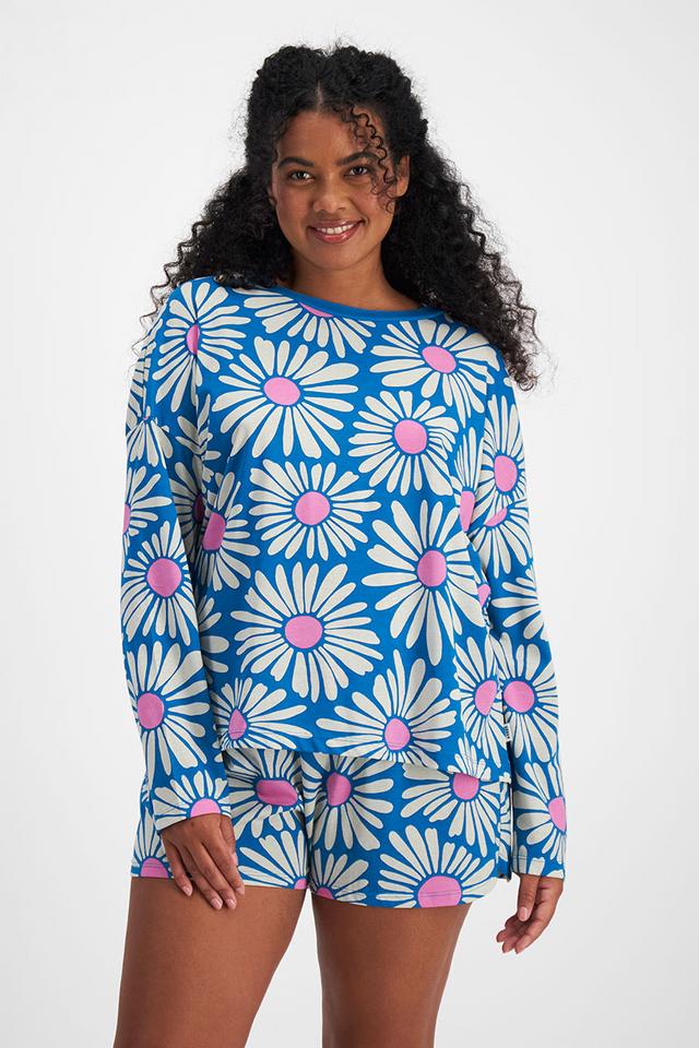 Larissa (She/Her) wears size Large and is 170.18cm tall with 90.17cm chest and 79.756cm waist