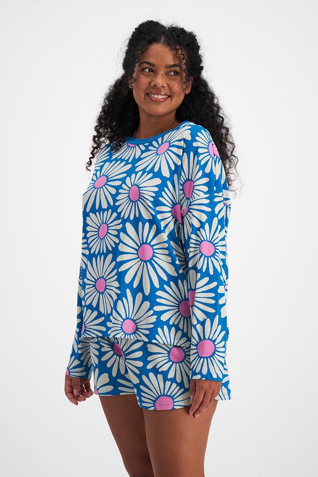 Larissa (She/Her) wears size Large and is 170.18cm tall with 90.17cm chest and 79.756cm waist