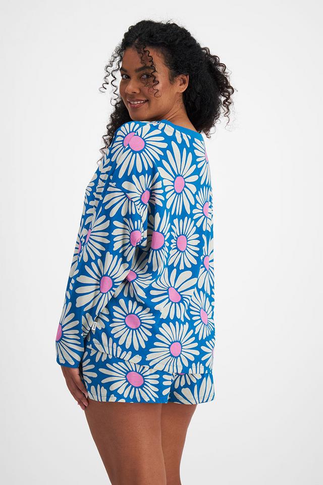 Larissa (She/Her) wears size Large and is 170.18cm tall with 90.17cm chest and 79.756cm waist