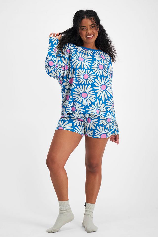 Larissa (She/Her) wears size Large and is 170.18cm tall with 90.17cm chest and 79.756cm waist