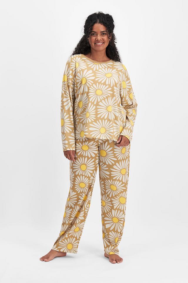 Larissa (She/Her) wears size Large and is 170cm tall with 90cm chest and 79cm waist