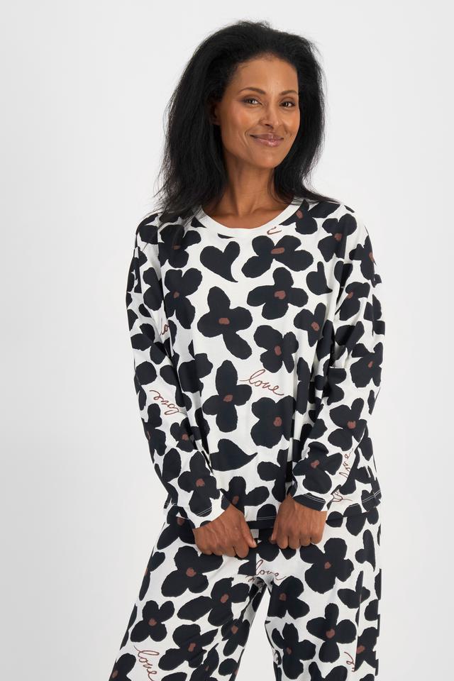 Senait (She/Her) wears size S and is 162cm tall with 79cm chest and 60cm waist