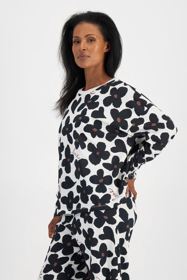 Senait (She/Her) wears size S and is 162cm tall with 79cm chest and 60cm waist