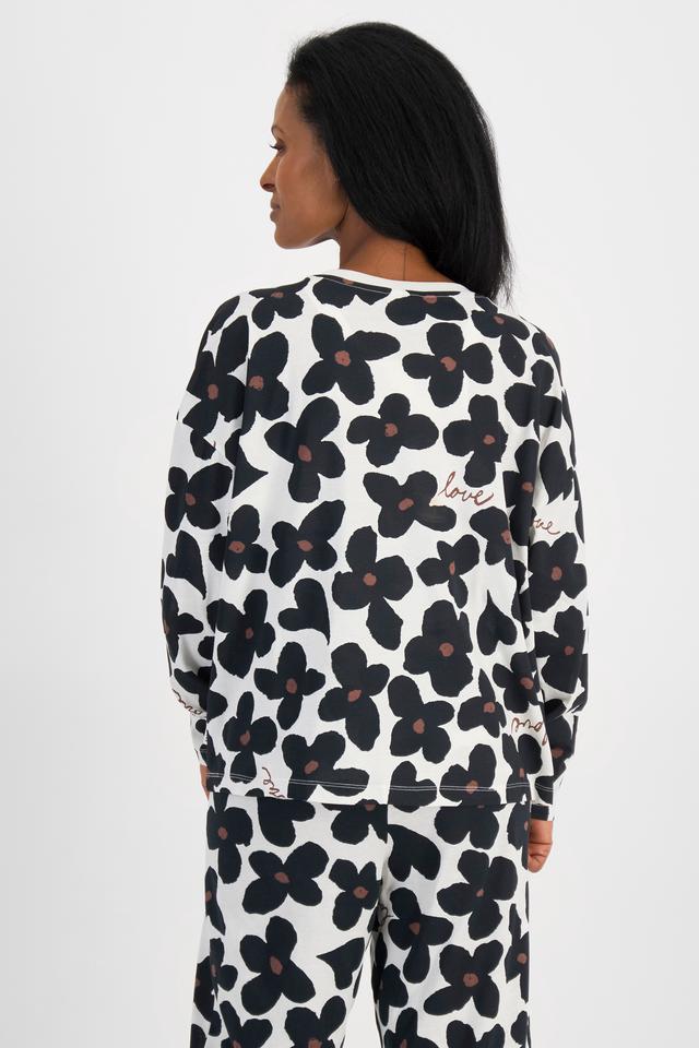 Senait (She/Her) wears size S and is 162cm tall with 79cm chest and 60cm waist
