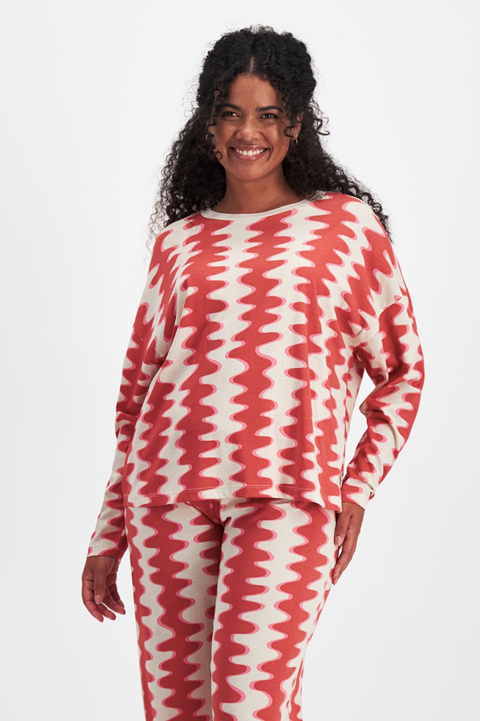 Larissa (She/Her) wears size Large and is 170cm tall with 90cm chest and 79cm waist