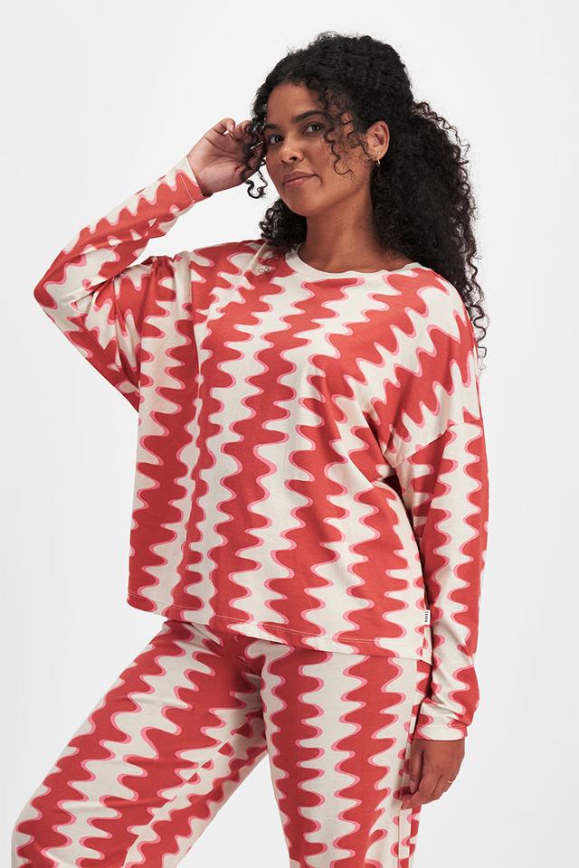 Larissa (She/Her) wears size Large and is 170cm tall with 90cm chest and 79cm waist