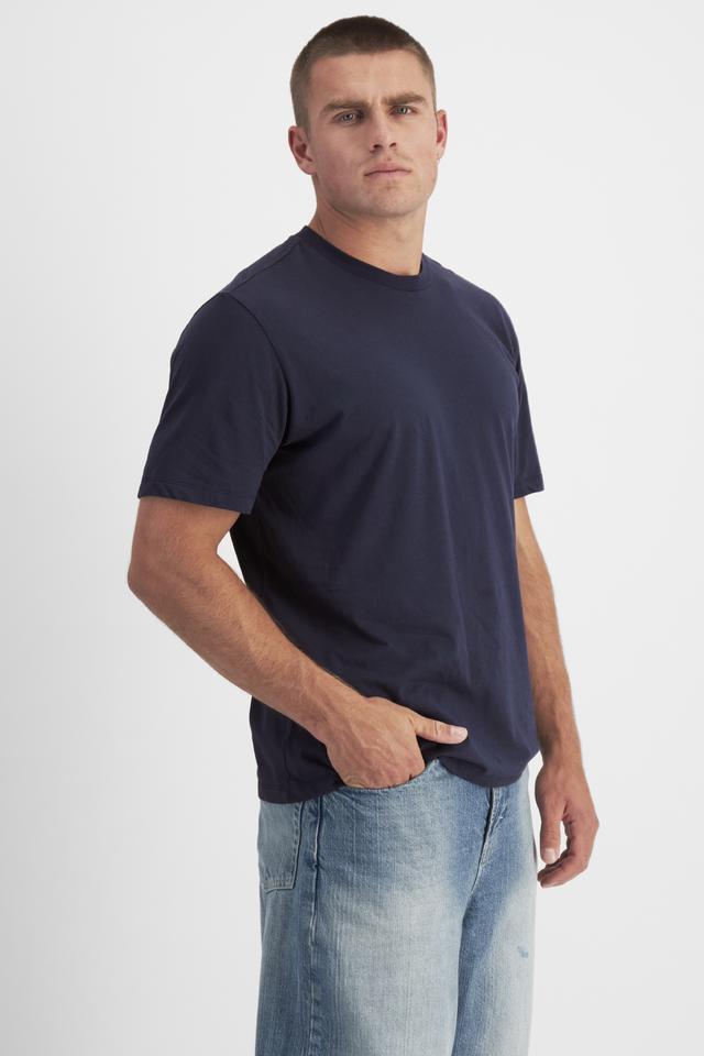 Charlie (He/Him) wears size M and is 183cm tall with 104cm chest and 85cm waist