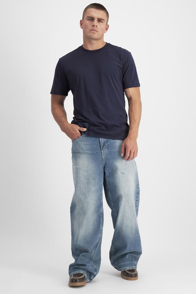 Charlie (He/Him) wears size M and is 183cm tall with 104cm chest and 85cm waist