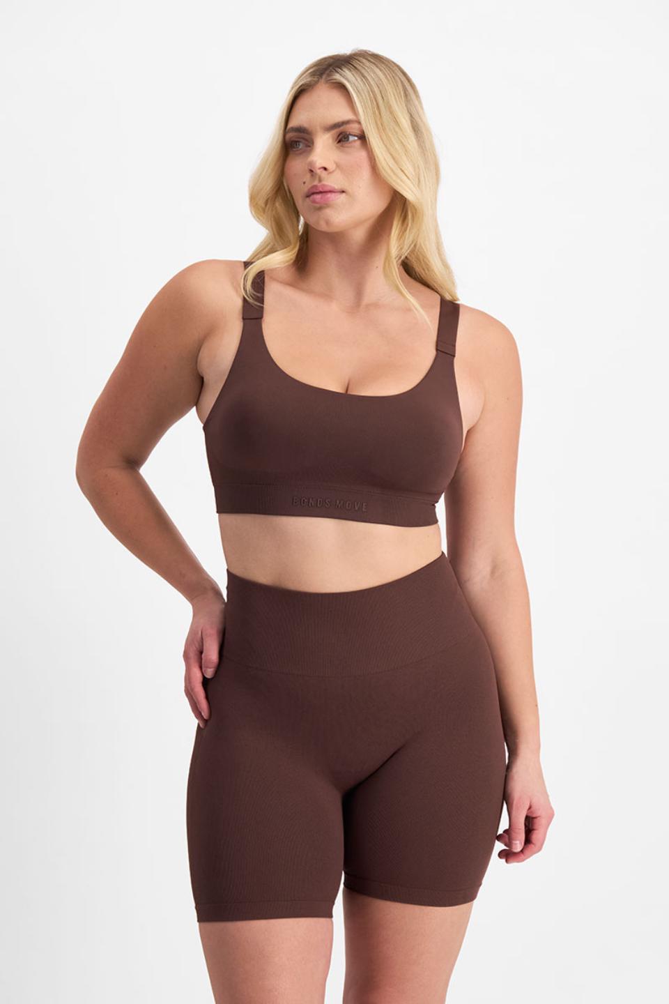 Zoe (She/Her) wears size Large and is 170cm tall with 98cm chest and 85cm waist