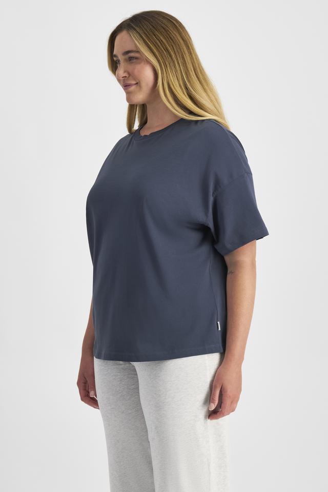Chanel (She/Her) wears size L and is 176cm tall with 104cm chest and 89cm waist