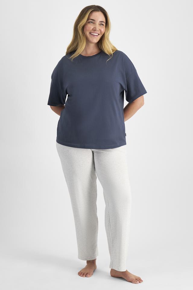 Chanel (She/Her) wears size L and is 176cm tall with 104cm chest and 89cm waist