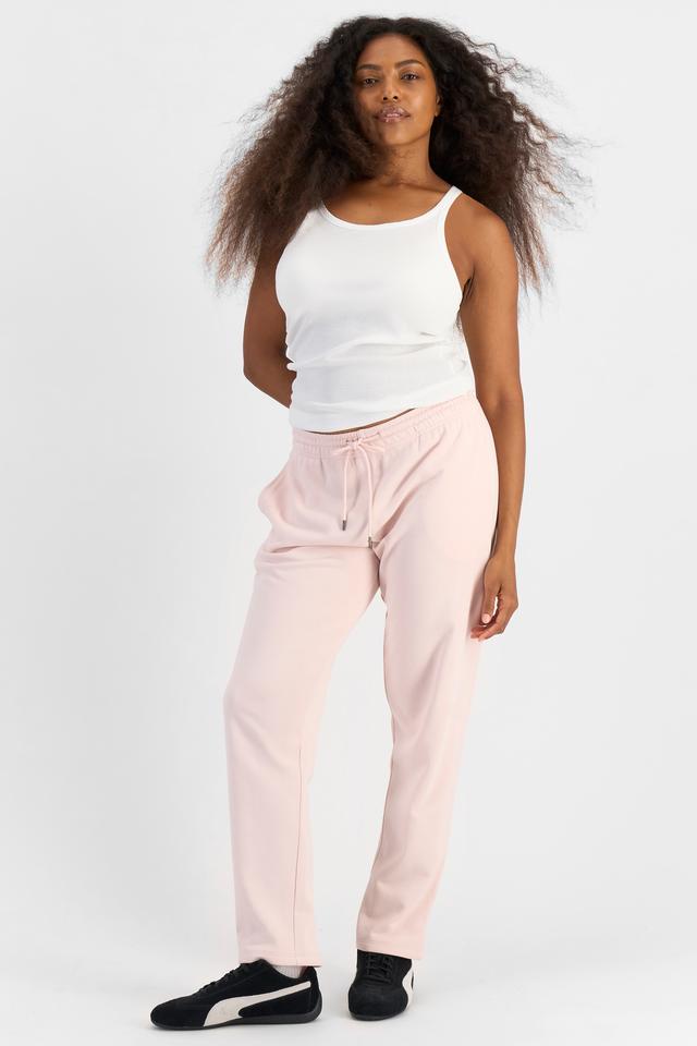 Cassaera (She/Her) wears size L and is 180cm tall with 107cm chest and 82cm waist
