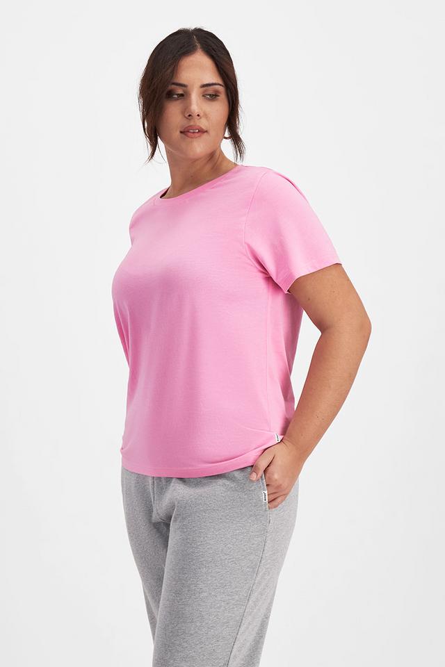 Bella (She/Her) wears size Large and is 173cm tall with 95cm chest and 77cm waist