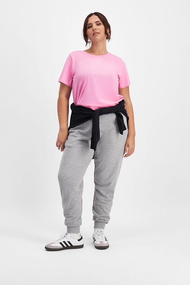 Bella (She/Her) wears size Large and is 173cm tall with 95cm chest and 77cm waist