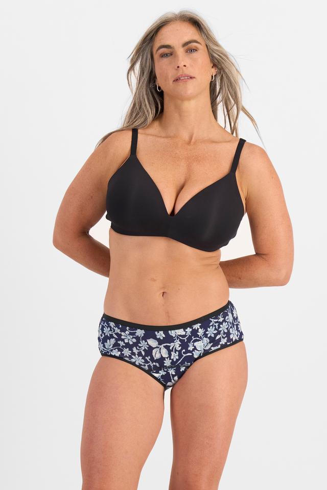 Kiah (She/Her) wears size 10 and is 165cm tall with 89cm chest and 66cm waist