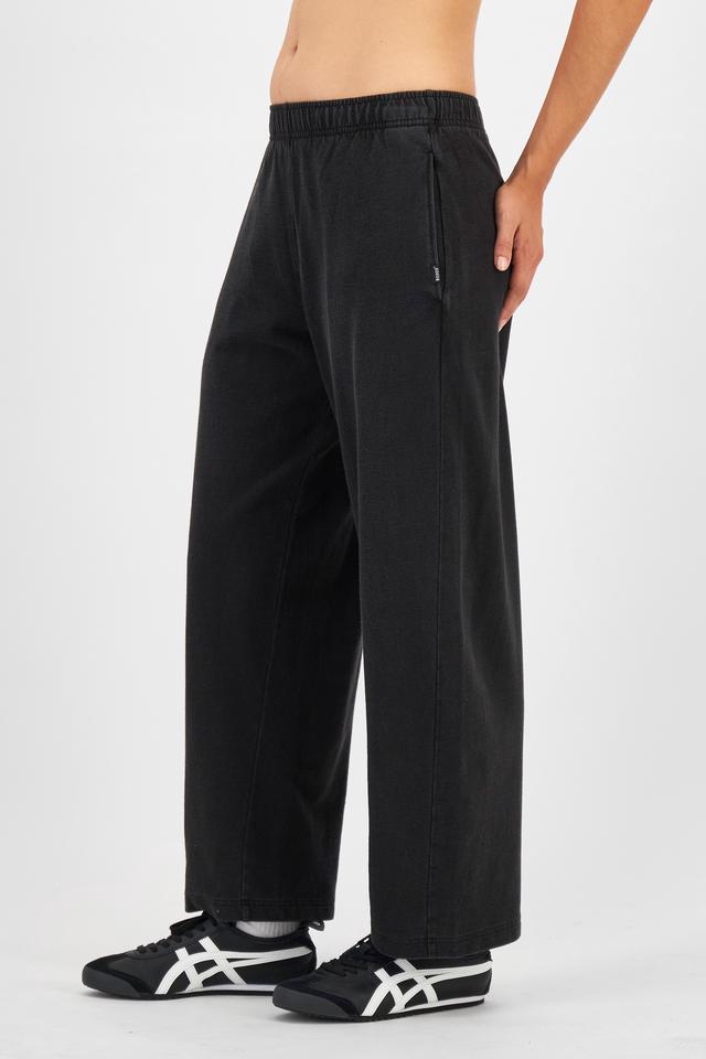Tiana (She/Her) wears size S and is 176cm tall