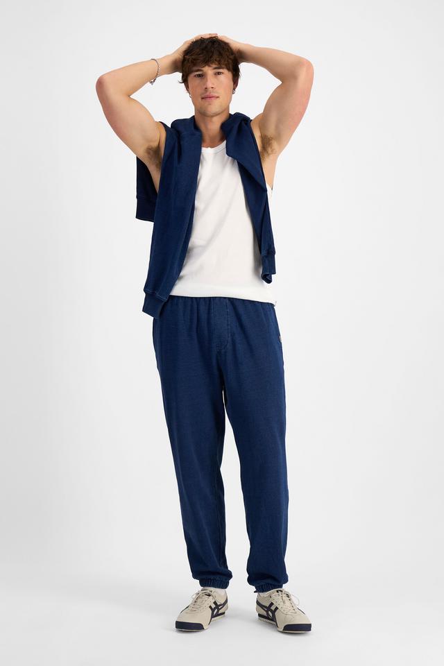 Alex (He/Him) wears size M and is 184cm tall with 98cm chest and 81cm waist