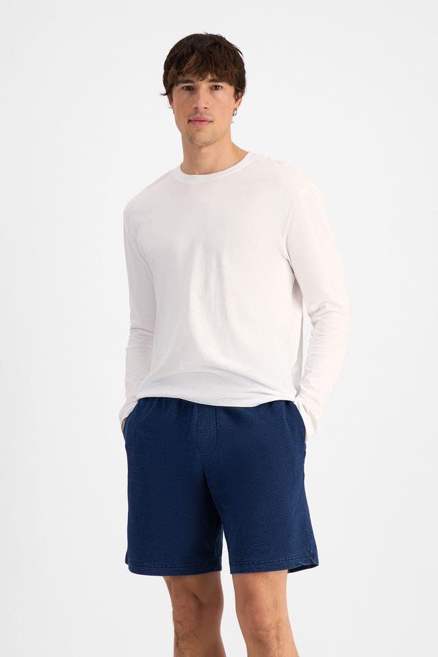 Alex (He/Him) wears size M and is 184cm tall with 98cm chest and 81cm waist