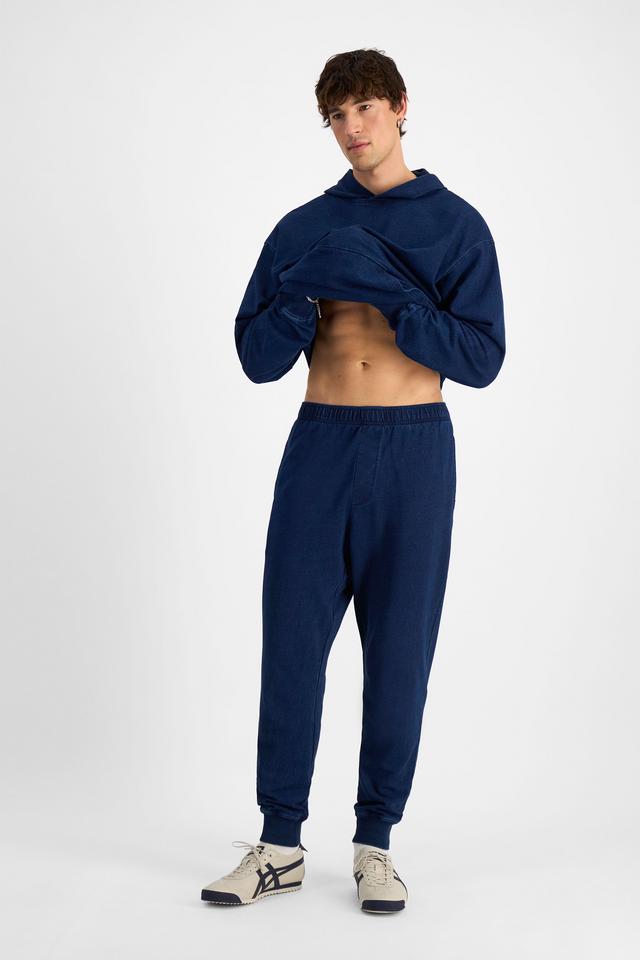 Alex (He/Him) wears size M and is 184cm tall with 98cm chest and 81cm waist