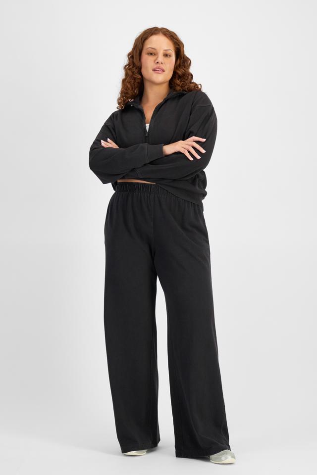 Cameron (She/Her) wears size L and is 179cm tall with 91cm chest and 74cm waist