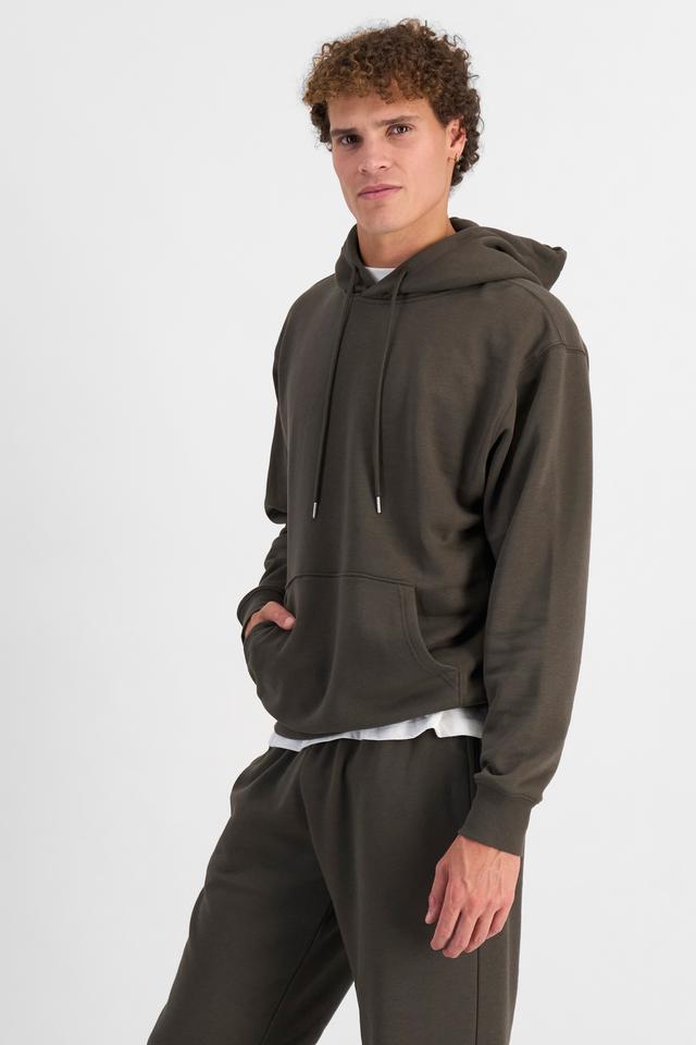 Kya (He/Him) wears size M and is 189cm tall with 99cm chest and 81cm waist