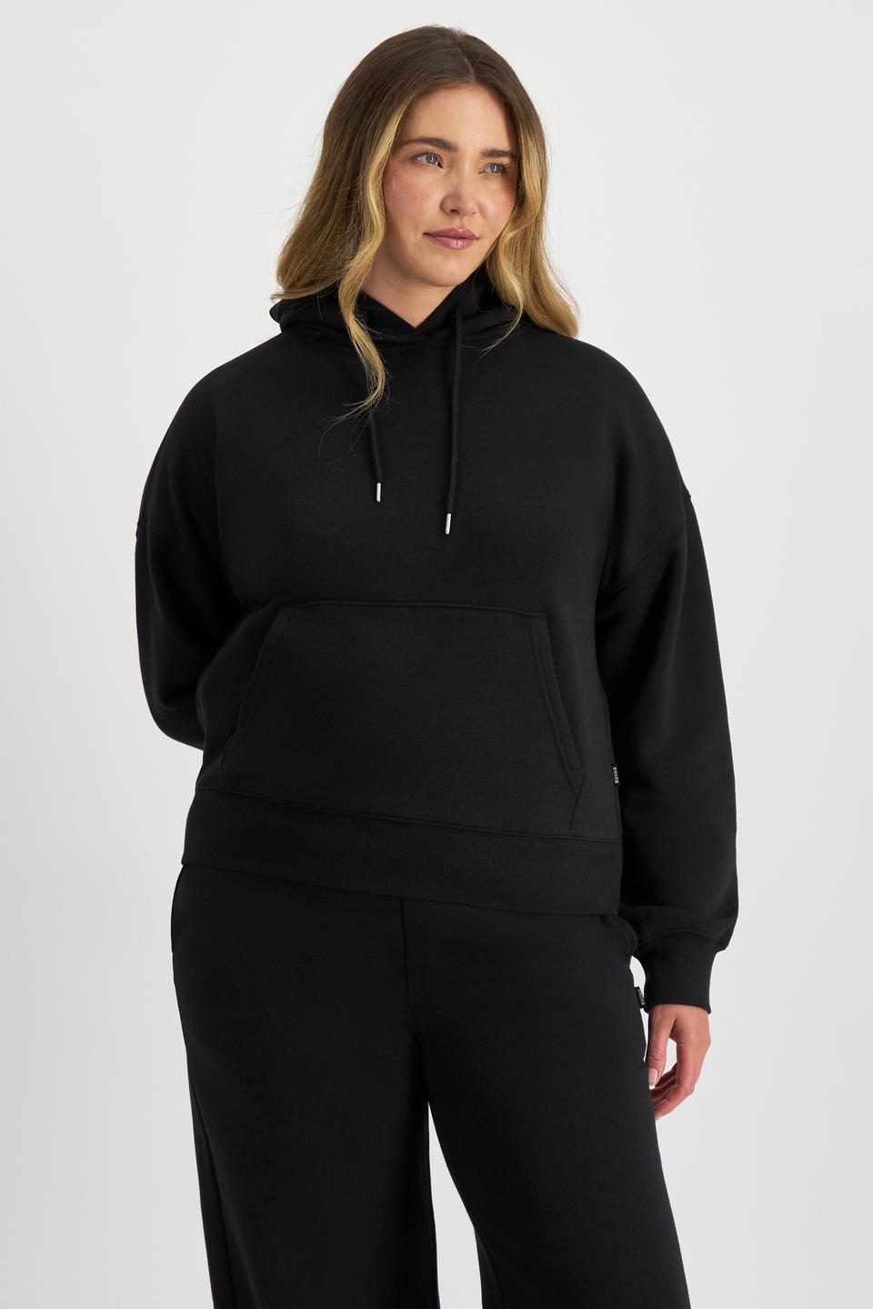 Chanel (She/Her) wears size L and is 176cm tall with 104cm chest and 89cm waist