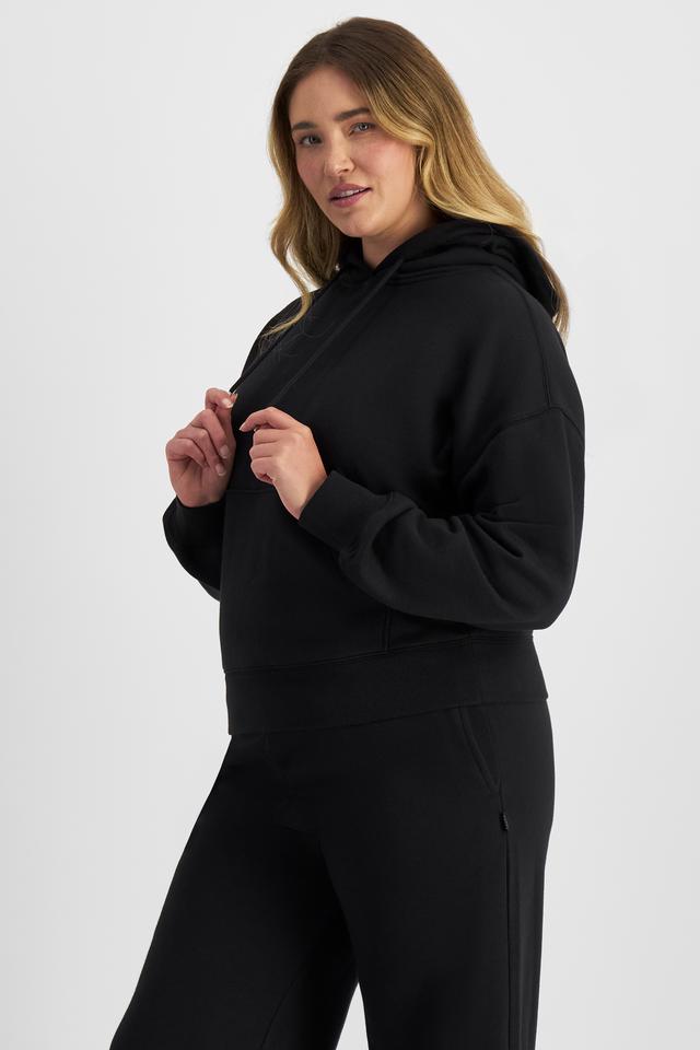 Chanel (She/Her) wears size L and is 176cm tall with 104cm chest and 89cm waist