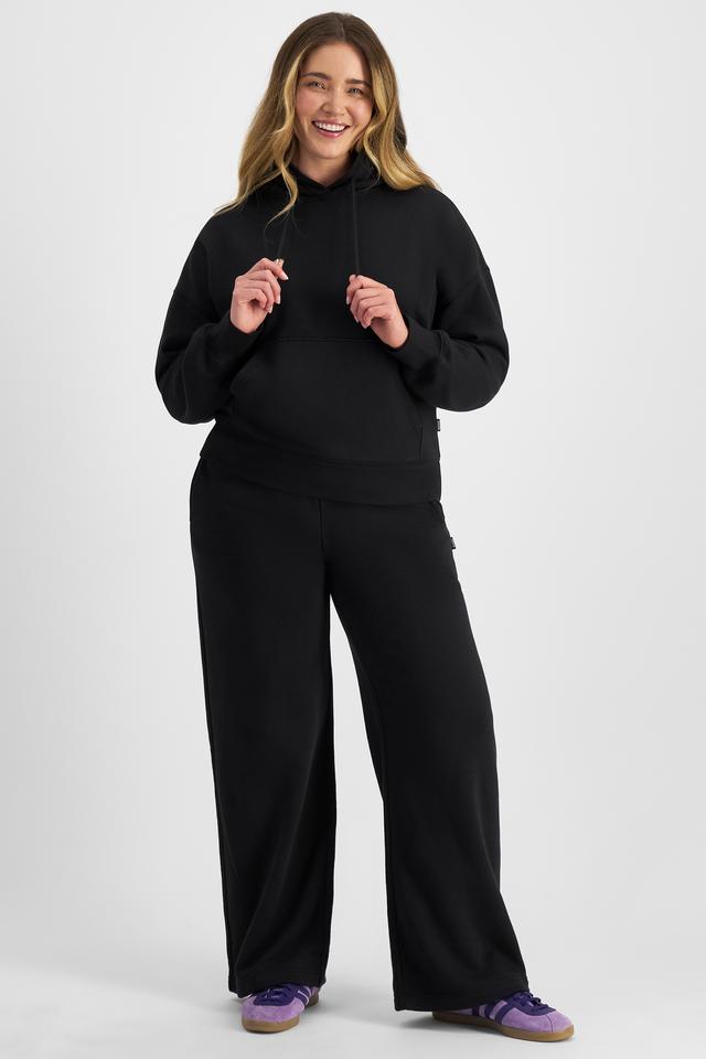 Chanel (She/Her) wears size L and is 176cm tall with 104cm chest and 89cm waist
