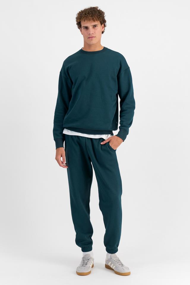 Kya (He/Him) wears size M and is 189cm tall with 99cm chest and 81cm waist