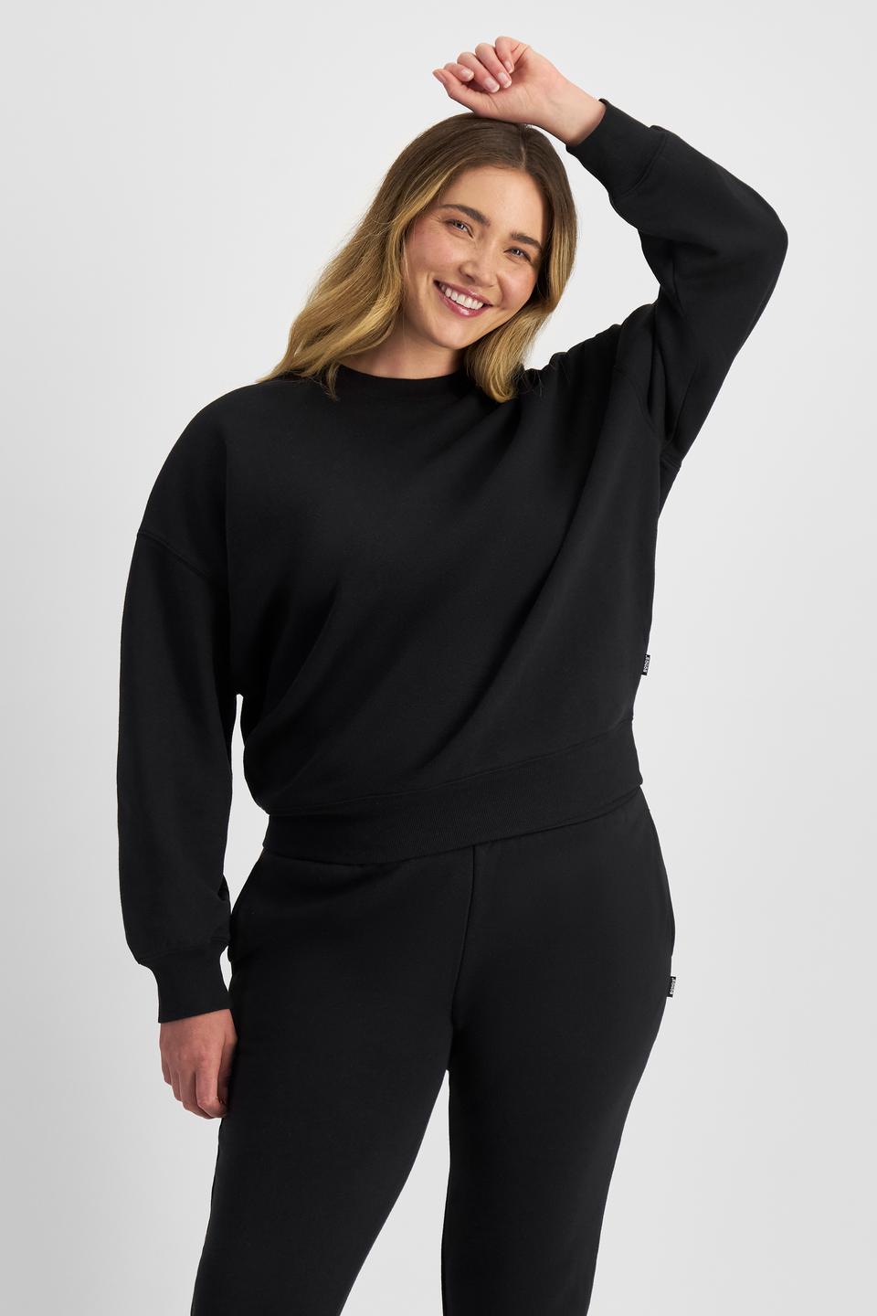 Chanel (She/Her) wears size L and is 176cm tall with 104cm chest and 89cm waist