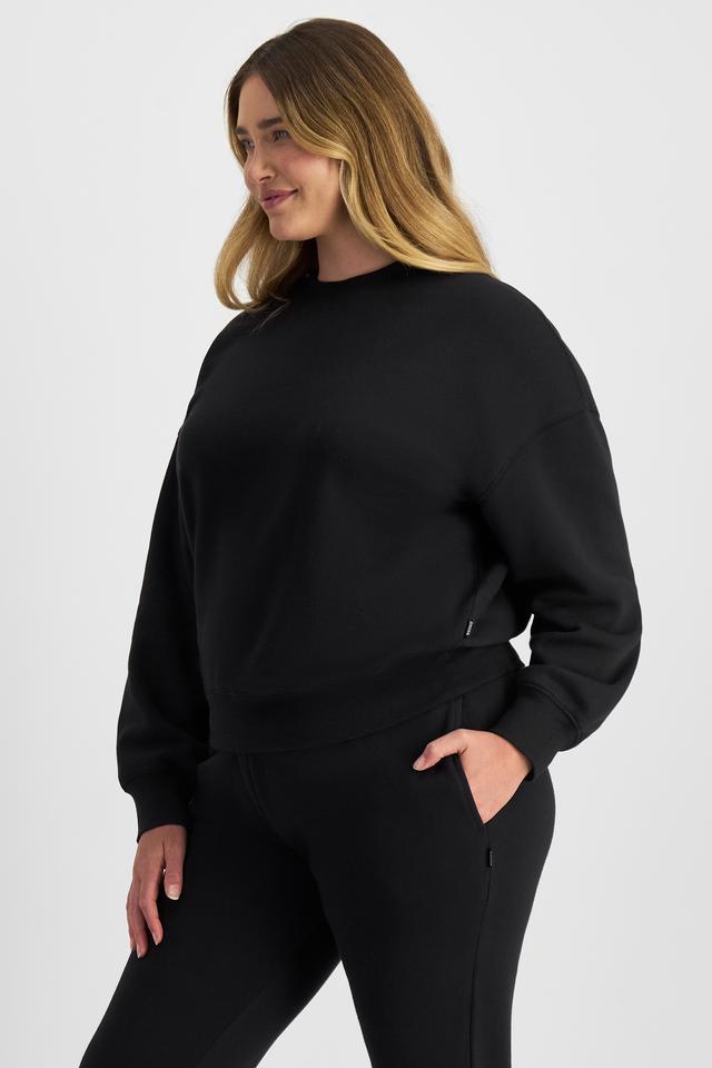 Chanel (She/Her) wears size L and is 176cm tall with 104cm chest and 89cm waist