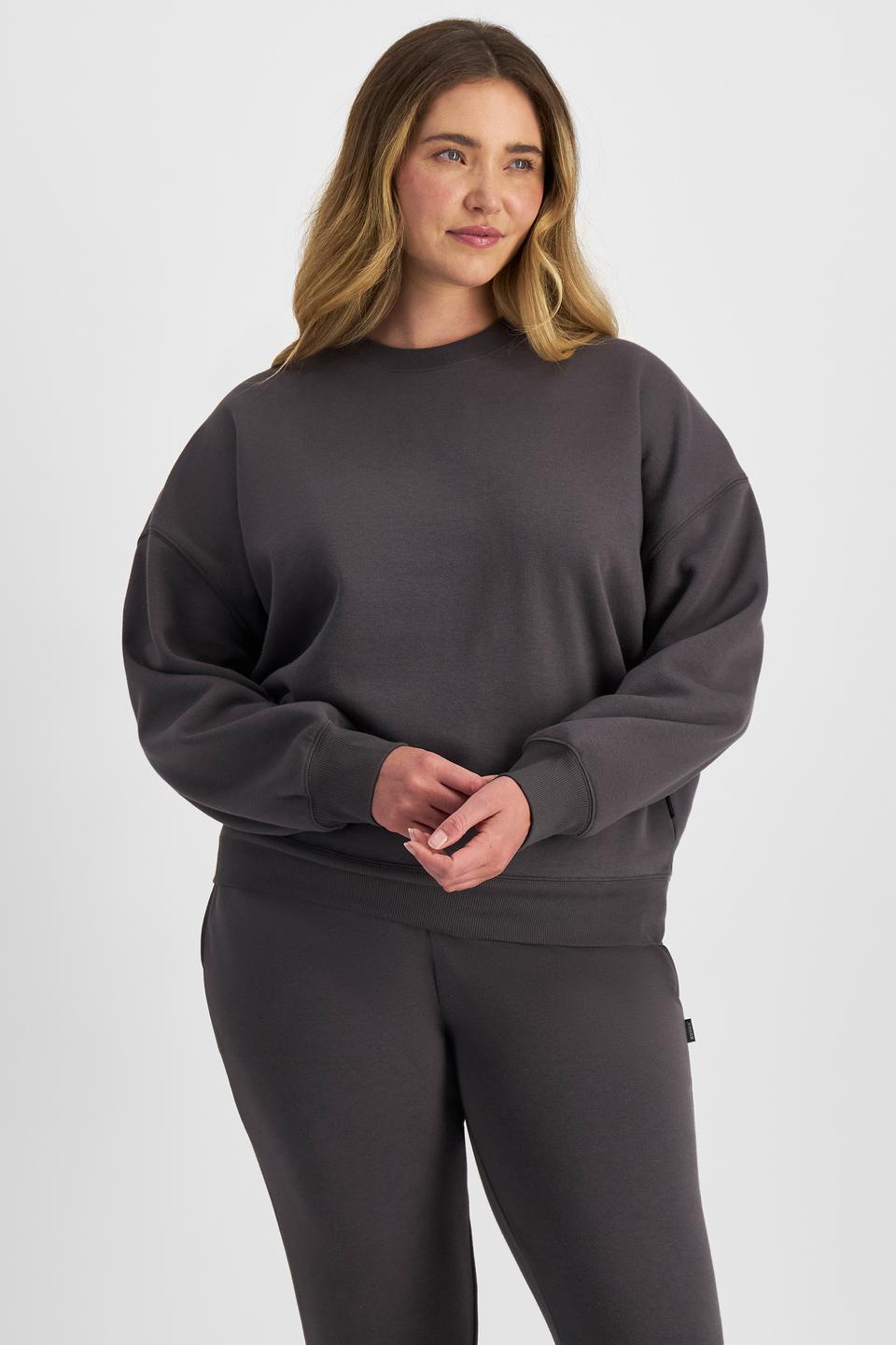 Chanel (She/Her) wears size L and is 176cm tall with 104cm chest and 89cm waist
