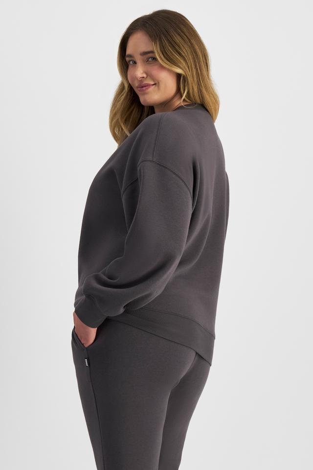 Chanel (She/Her) wears size L and is 176cm tall with 104cm chest and 89cm waist