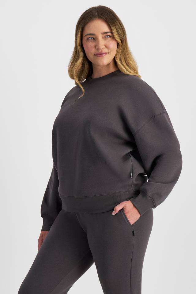 Chanel (She/Her) wears size L and is 176cm tall with 104cm chest and 89cm waist
