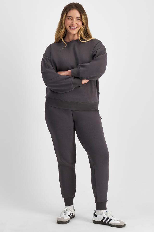 Chanel (She/Her) wears size L and is 176cm tall with 104cm chest and 89cm waist