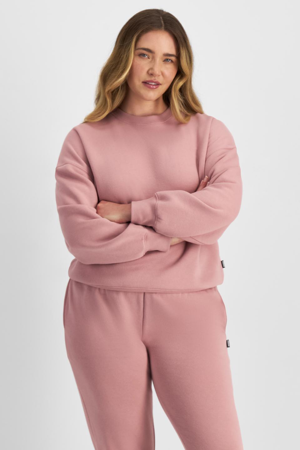 Chanel (She/Her) wears size L and is 176cm tall with 104cm chest and 89cm waist