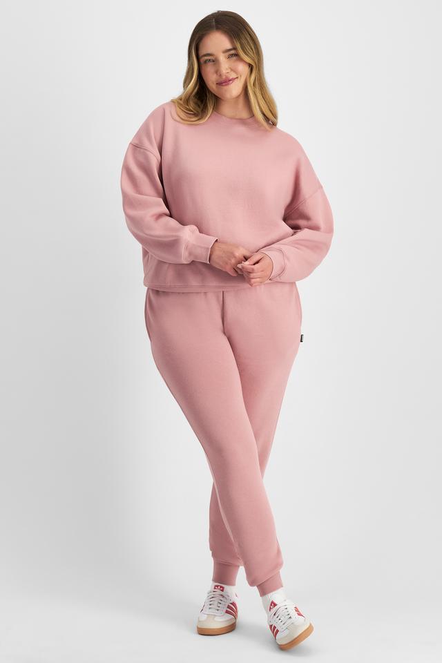 Chanel (She/Her) wears size L and is 176cm tall with 104cm chest and 89cm waist