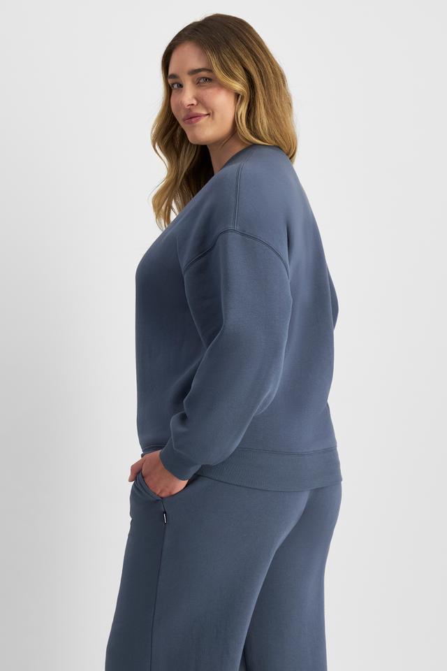 Chanel (She/Her) wears size L and is 176cm tall with 104cm chest and 89cm waist
