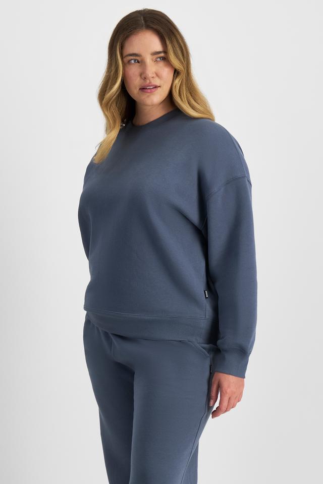 Chanel (She/Her) wears size L and is 176cm tall with 104cm chest and 89cm waist