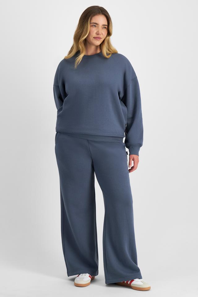Chanel (She/Her) wears size L and is 176cm tall with 104cm chest and 89cm waist