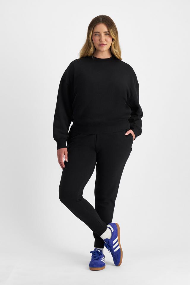 Chanel (She/Her) wears size L and is 176cm tall with 104cm chest and 89cm waist