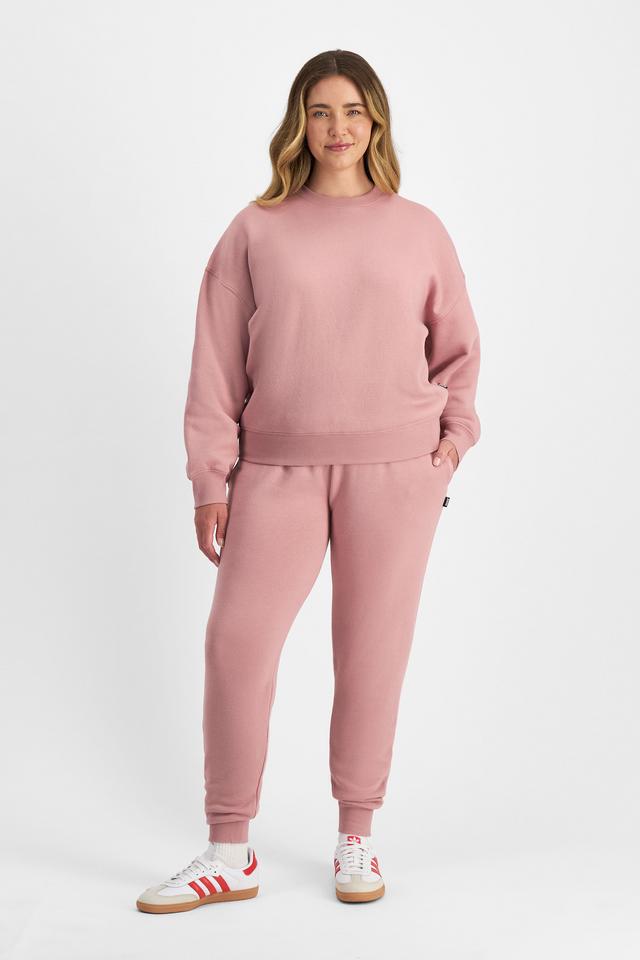 Chanel (She/Her) wears size L and is 176cm tall with 104cm chest and 89cm waist