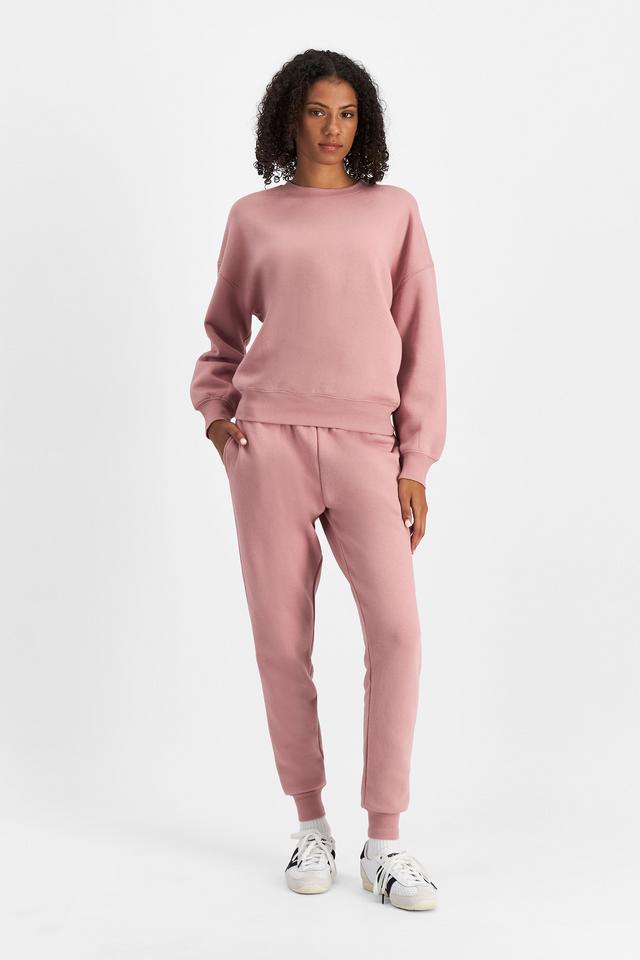 Norway (She/Her) wears size S and is 178cm tall with 82cm chest and 69cm waist