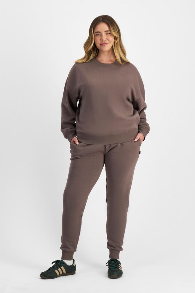 Chanel (She/Her) wears size L and is 176cm tall with 104cm chest and 89cm waist