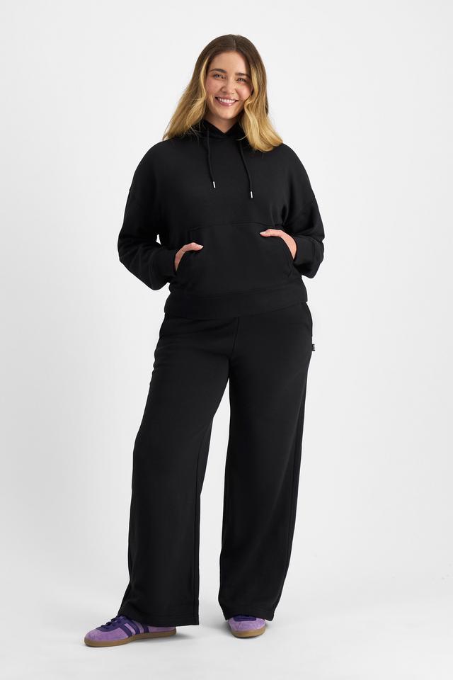 Chanel (She/Her) wears size L and is 176cm tall with 104cm chest and 89cm waist