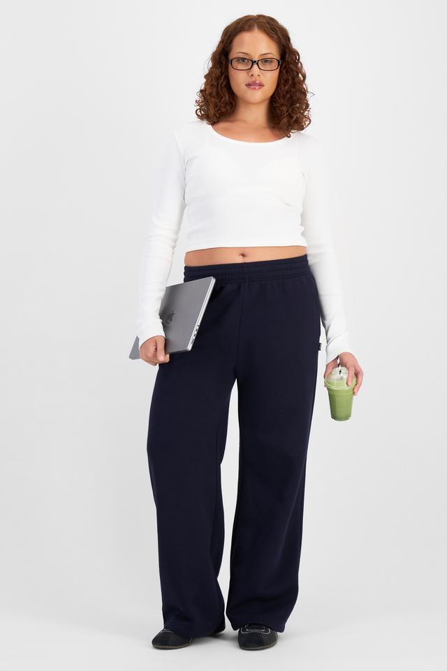 Cameron (She/Her) wears size L and is 179cm tall with 91cm chest and 74cm waist