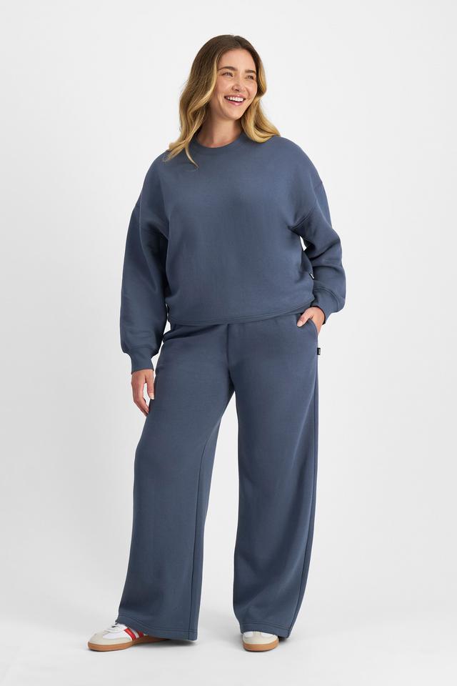 Chanel (She/Her) wears size L and is 176cm tall with 104cm chest and 89cm waist